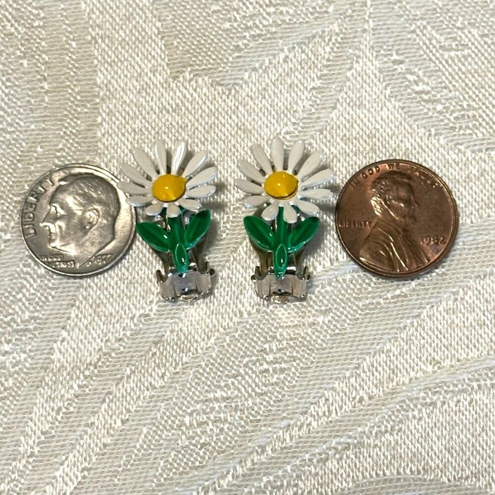 Vintage Daisy Clip-On Earrings Retro Floral Design Yellow & White Enamel Metal - Picture 10 of 11